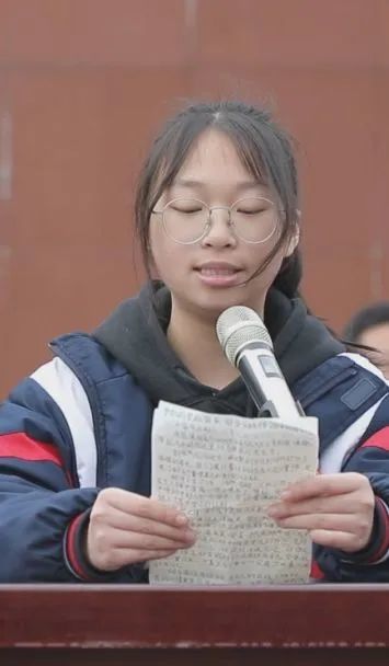 初中学生欧阳梦翔(左,高一学生康馨心(中,高三学生伍欣怡(右)代表