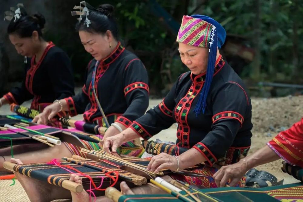 海南岛的黎族居住区《峒溪纤志》载"黎人取中国彩帛,拆取色丝和吉贝