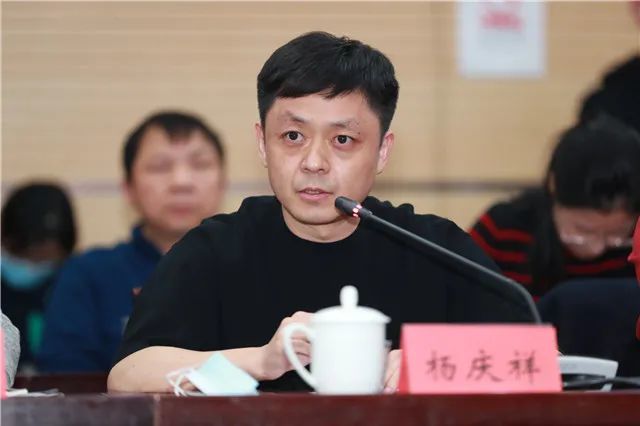 中国人民大学文学院副院长杨庆祥发言观众谈论起"崇拜是爱的基础"等