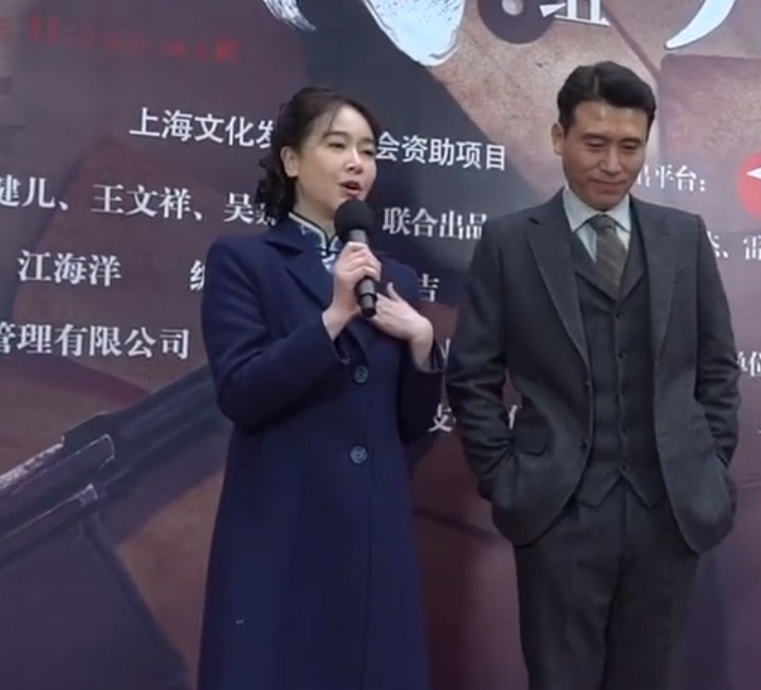 2月19日,电视剧《隐匿之战》开机,李乃文穿着一身蓝色羽绒服现身,中途