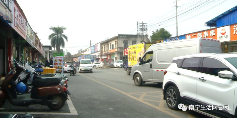 南宁鲁班路一头疯牛横冲直撞民警果断出手