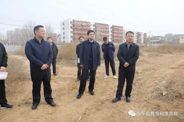 指挥部在汶河街小学建设现场召开推进会议,副县长乔强出席会议并讲话