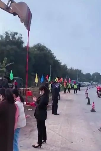 南木镇绕镇公路南北走向,北起于桂平市公路养护中心,向南终于桂平市南