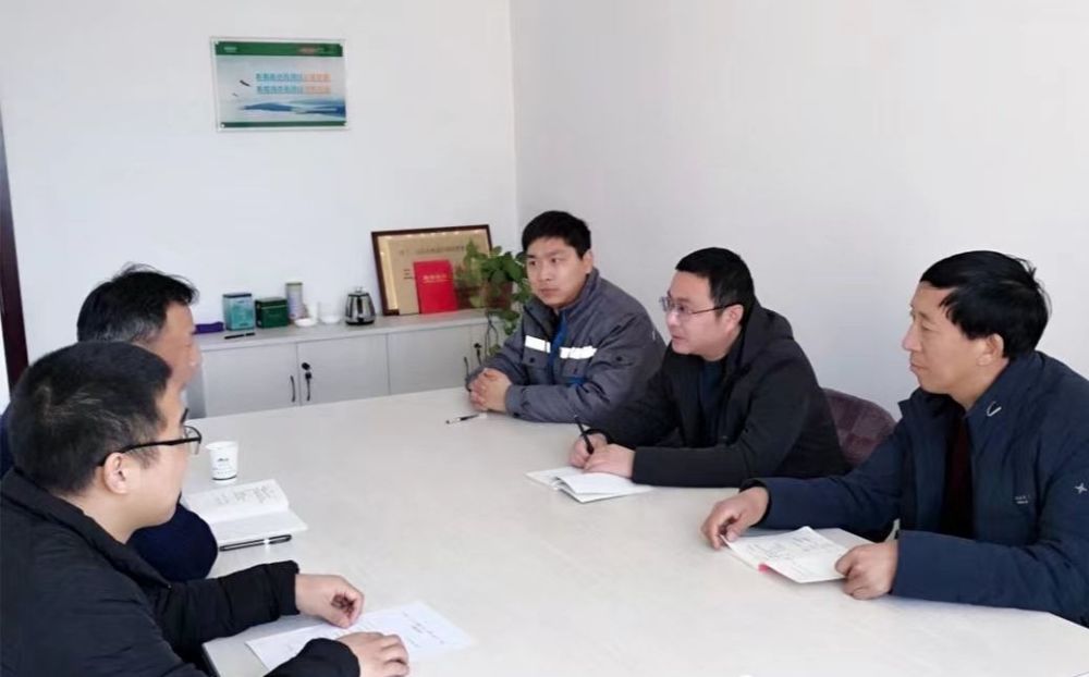 义马市煤化工产业集聚区管委会领导到家园环境进行万人助万企实地走访