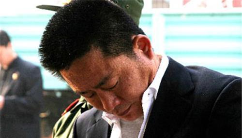 的手段强行收取郑州纺织大世界,二环道果品批发市场等商户的保护费,并
