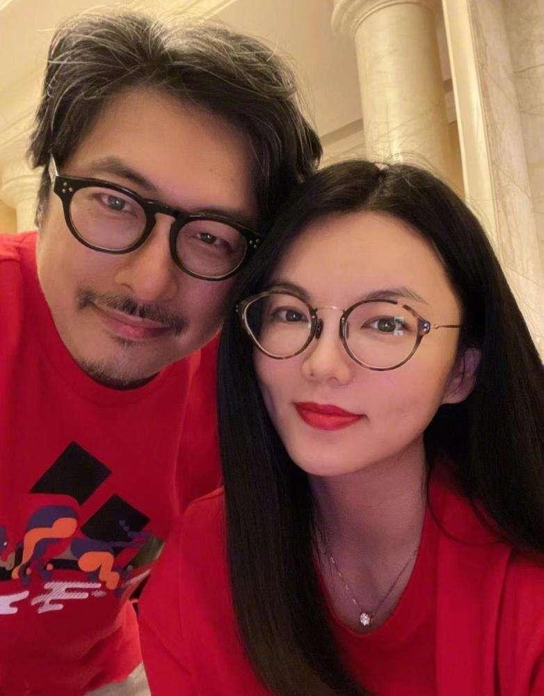 离婚后王岳伦大方带新女友现身机场女方面容姣好