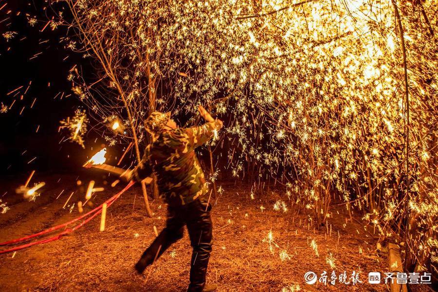 铁树银花自天落漫天星辰四溅开