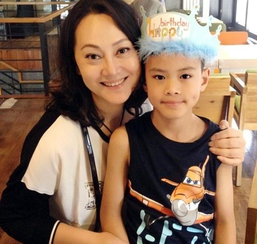宋佳与儿子2014年,帅帅上小学了,张楚楚也大学毕业了,开始进入影视圈