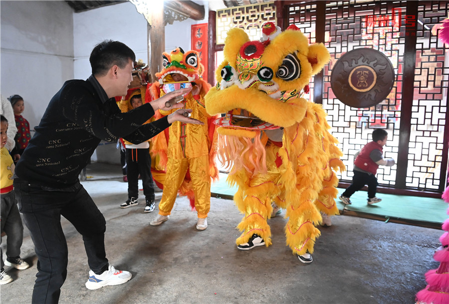 十多名有着醒狮梦的少年,在教练的带领下练习舞狮的神态和动作