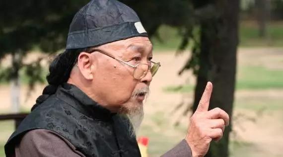 算命先生找到一块风水宝地捡到一块宝贝领兵起义当了皇帝