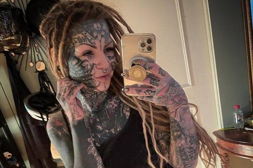 芬兰妈妈钟情黑色风格纹身全身各处涂黑网友居然称其漂亮
