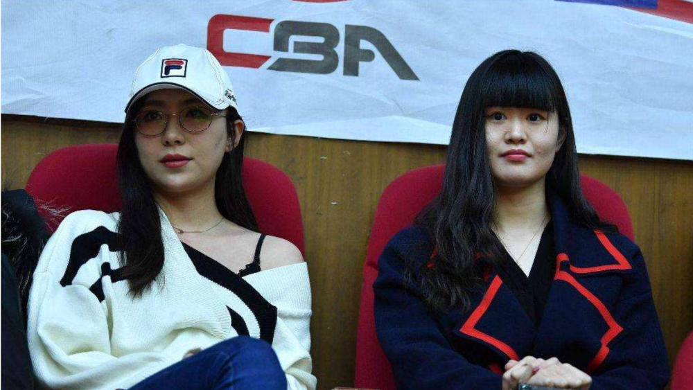 而胡金秋也是经常发布他们一家四口的照片,照片中胡金秋的妻子颜值