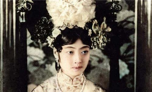 末代皇后婉容珍贵照颜值胜过现代明星图5是她唯一一次穿朝服