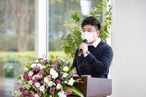 香港东莞社团总会永远荣誉会长谭景谦表示,当前香港的抗疫工作正面临