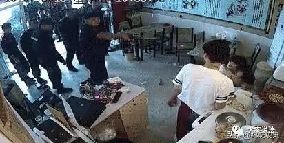 黑老大何鹏持枪踩前任上位年入过亿带亲妈混黑道