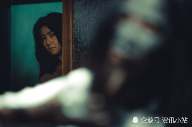 selina在《头七》里,于老宅里惊见鬼影.