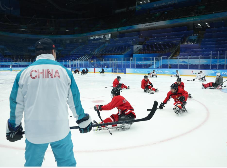 中国残奥冰球队在国家体育馆训练备战北京冬残奥会现场图