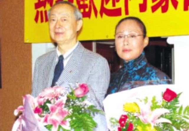 悲痛斯琴高娃丈夫陈亮声去世女儿陈丽达和妻子都陪伴在他身边