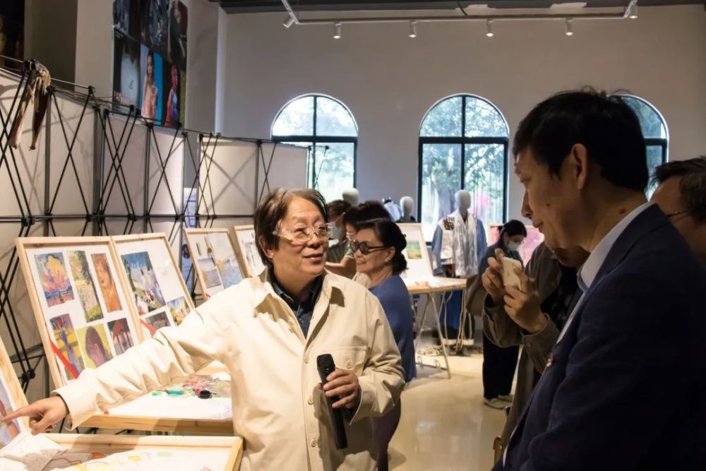 修拉与我们的时代胡项城作品展在三亚学院成功举办