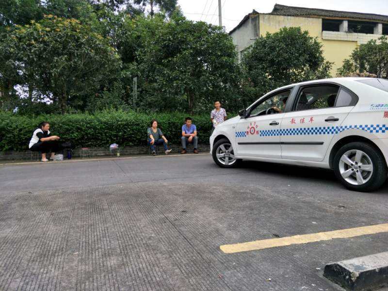 四川平昌县一驾校女学员在练车时将另一学员撞倒被撞学员经抢救无效后