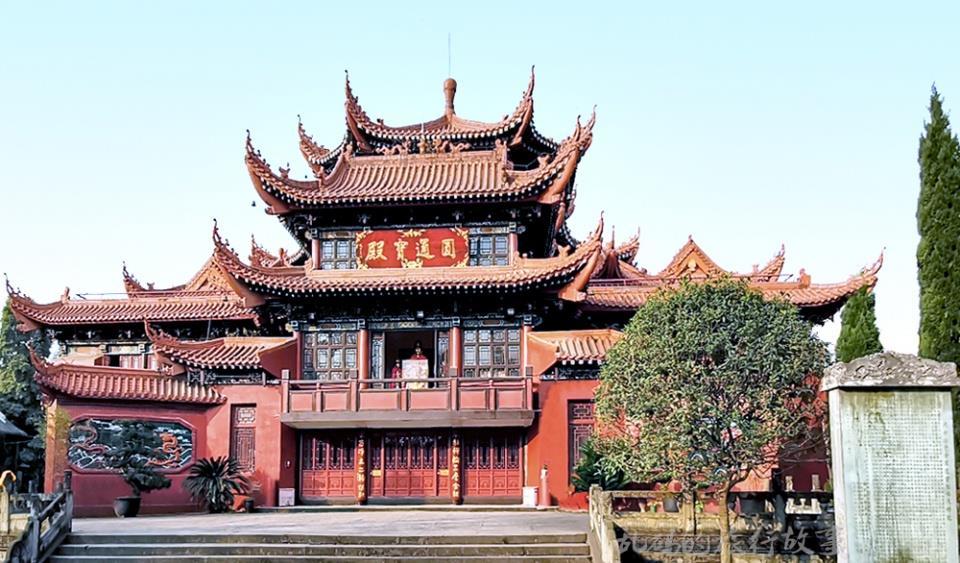 昭觉寺还有一处不可错过的景观,就是寺庙独有的标志性建筑——圆通宝