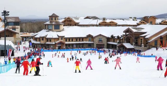 这里有长白山万达国际度假区和长白山鲁能胜地两大滑雪场,还有泰格岭