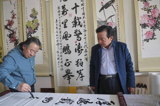 妙笔生花助振兴记青岛籍著名书画家崔焕臻