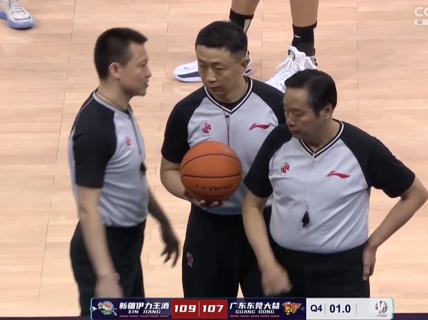 裁判崔哲雄4大争议冤枉罚下阿不都新疆巨星胡明轩阿联更遭殃