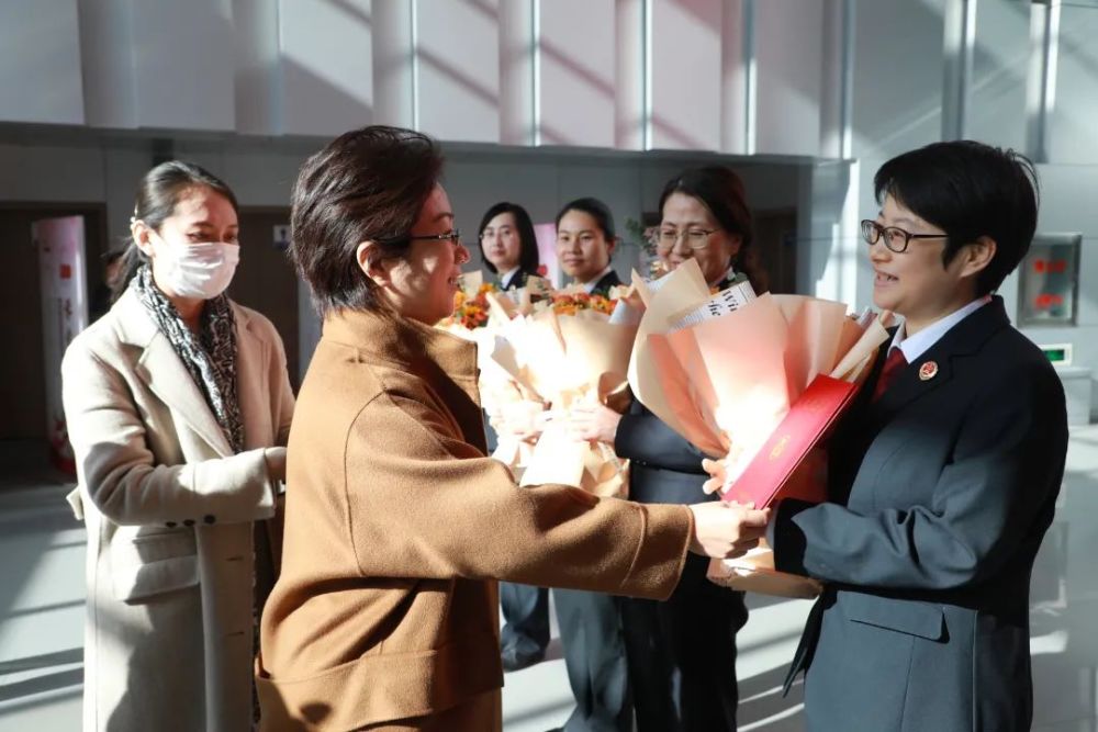 赤峰市妇联主席杨立红走访慰问市检察院一线女干警