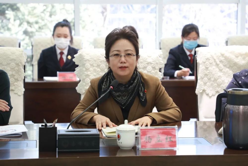 赤峰市妇联主席杨立红走访慰问市检察院一线女干警
