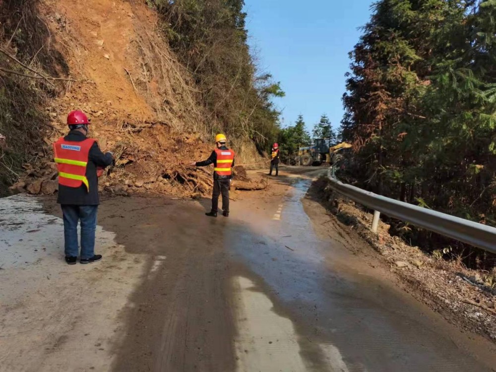 s343线多处塌方双牌公路部门及时清理