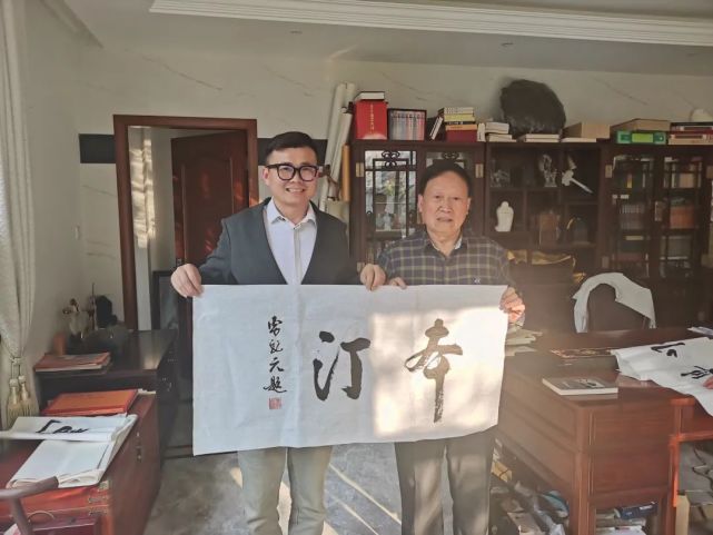 在此,感谢李乾元上将的喜爱和祝福,我们会牢记嘱咐,竭尽全力不辜负