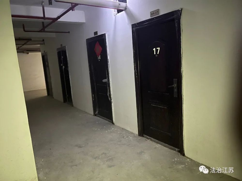 fzrbjs)发现,所有的地下非机动车位均被改成一间间的储藏室,狭窄的