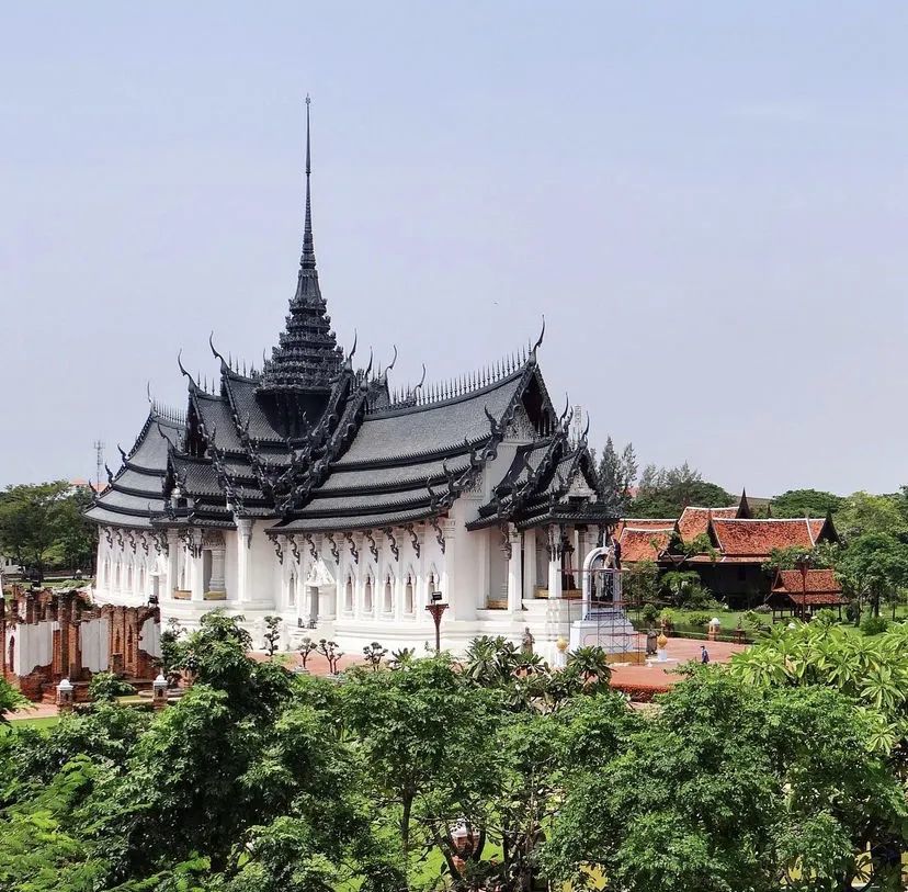 古城里的仿古建筑来自泰国历史各个时代,甚至还有老挝,中国,柬埔寨