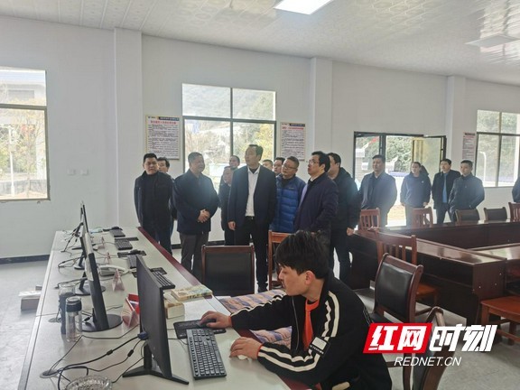 并在花垣县政府召开座谈会,龙光平就当前花垣县矿业整治工作情况和下