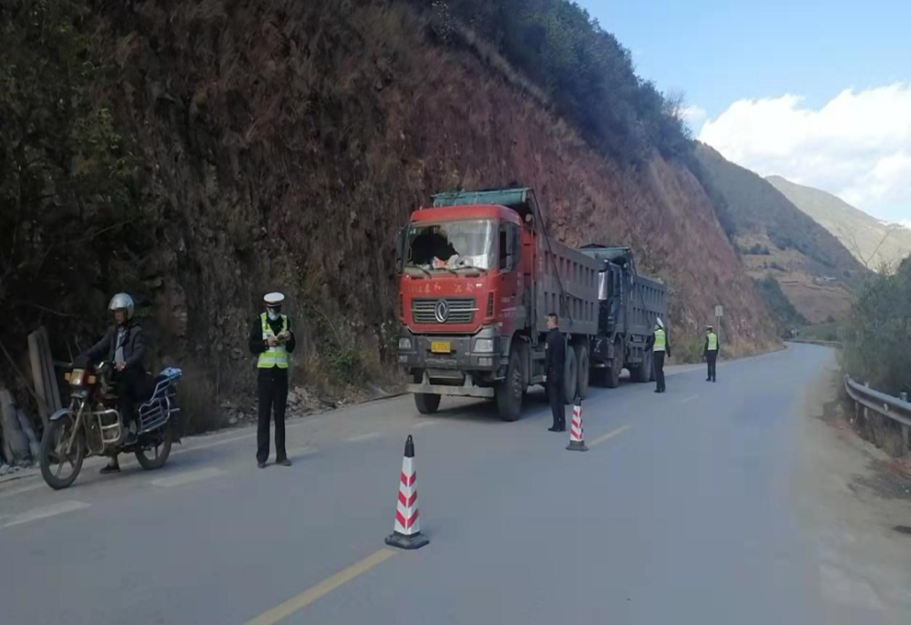 不仅损坏公路路面,桥梁等基础设施,还引发道路交通事故