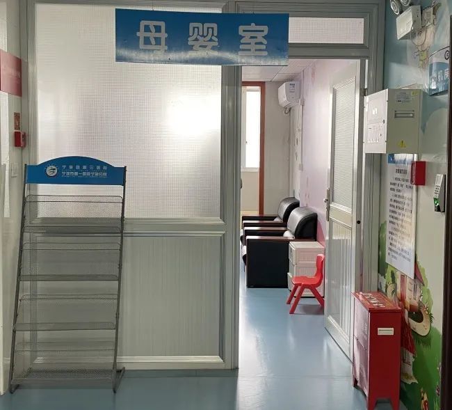 中心等场所已经建立了相对完备的母婴室,但仍有部分大型购物商场,医院