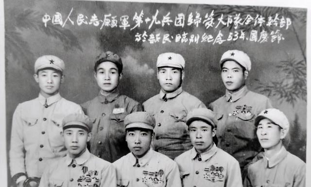 1955年,他被授予大校军衔.龚杰后来担任26军