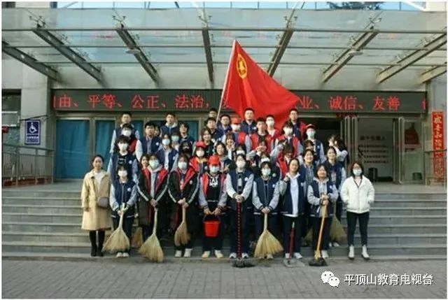 3月2日,平顶山市第八中学团委联合校志愿者协会社团积极开展了"学雷锋