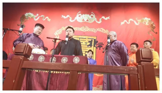28号是张鹤伦的生日,27号他们队在小剧场有演出.