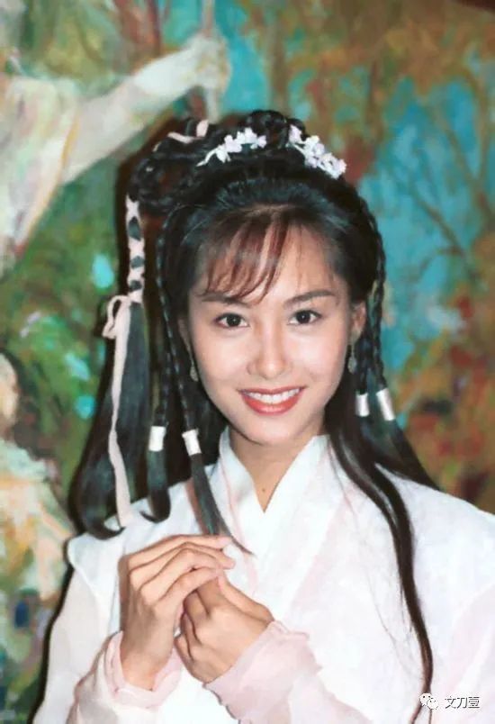 香港女神朱茵50岁还如此漂亮她到底经历了什么