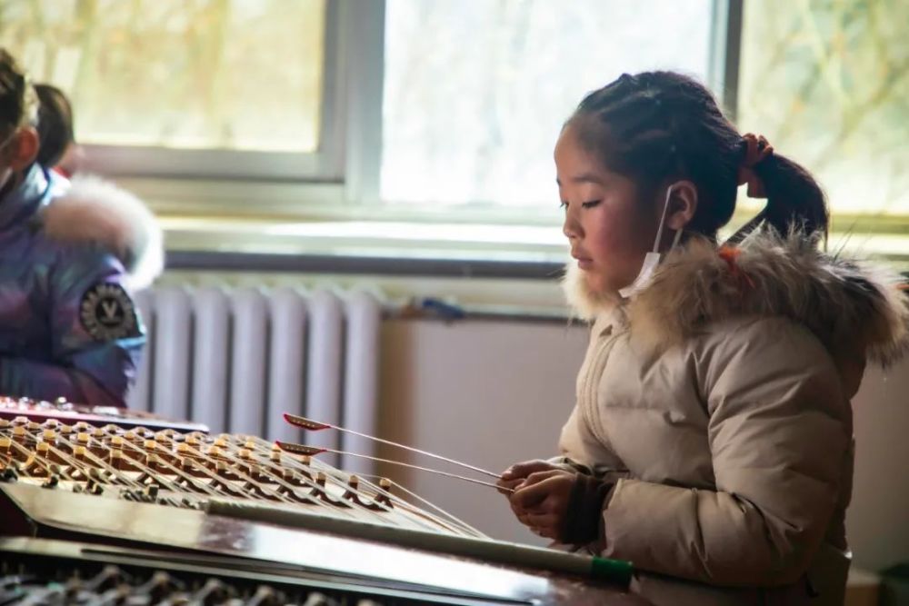 孩子们总是用自己稚嫩的身体背着比他大近一倍的扎木念或抬着扬琴