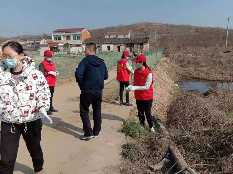 大悟芳畈镇巾帼志愿者呵护绿水青山