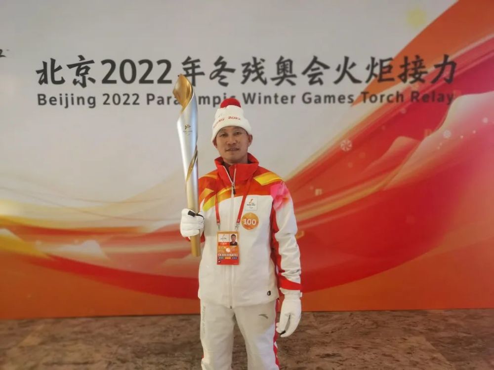 了最后一棒火炬手是残奥冠军,退役盲人运动员李端当最后一棒火炬手视