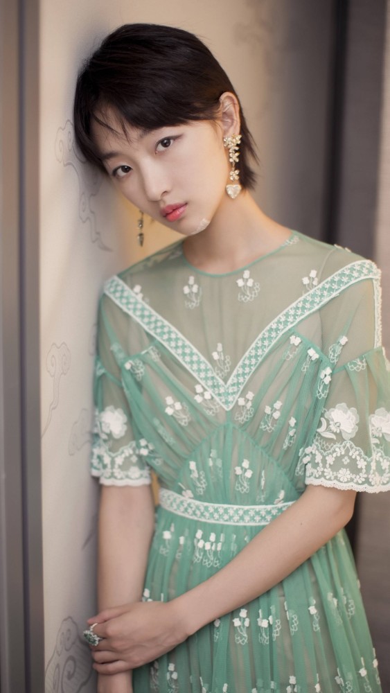 周冬雨单眼皮最美女孩儿她的笑容就像雨后彩虹般灿烂