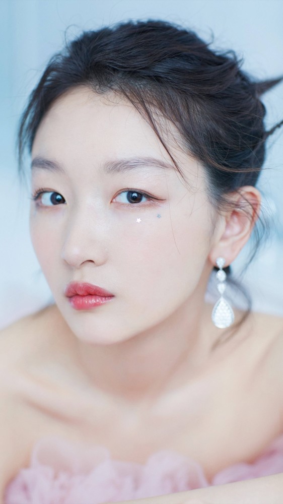 周冬雨单眼皮最美女孩儿她的笑容就像雨后彩虹般灿烂