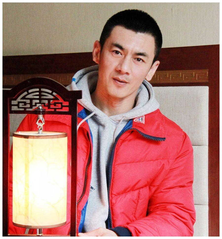 感情方面他和妻子朱荔莘也一直恩爱如初,结婚多年依旧和新婚燕尔的