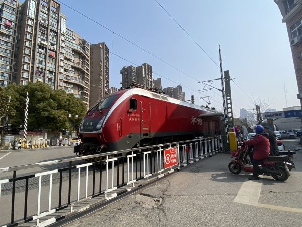 有火车开过来,不要抢行"在井岗一道口,每次火车经过道口的时候