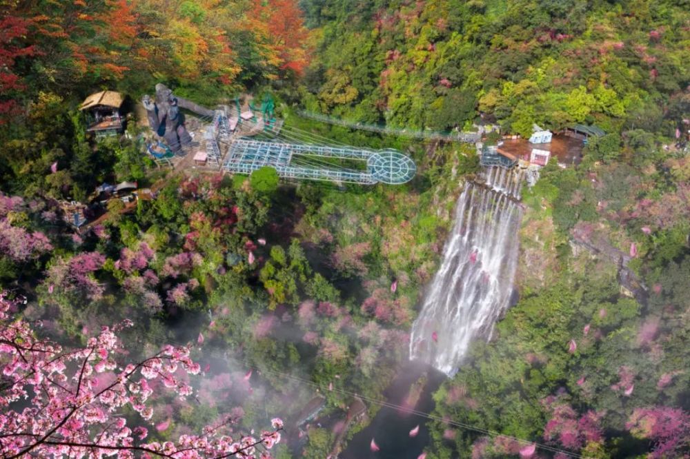 地址:清远市清新区古龙峡景区峰林小镇我能想到最浪漫的事便是坐上热