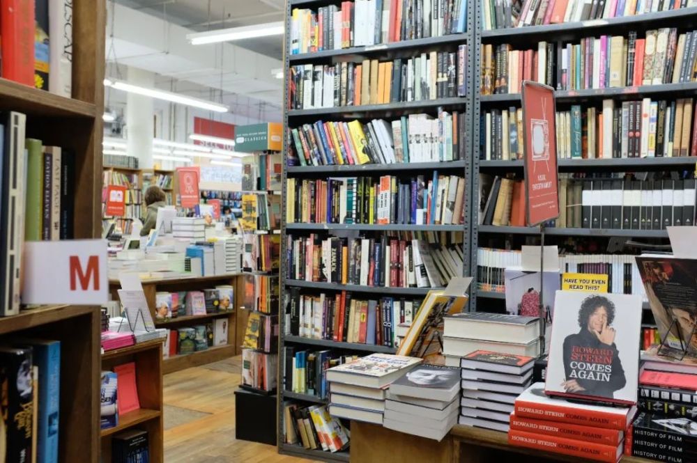以百老汇和东12街的交叉路口的strand bookstore (思存书店)为例